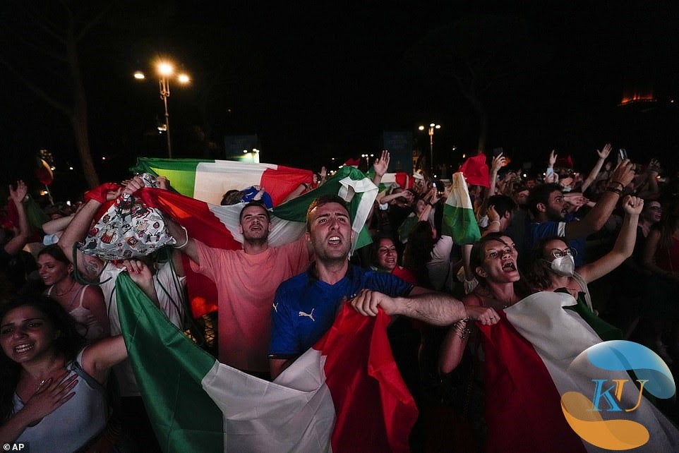 Người hâm mộ Rome ăn mừng chiến thắng quả phạt đền của Ý