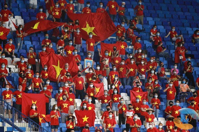 Các CĐV Việt Nam trên khán đài vòng loại World Cup 2022